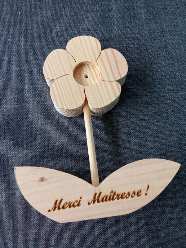 Fleur en bois massif - modèle MARGUERITE - gravure "Merci maitresse" - création 123CREABOIS