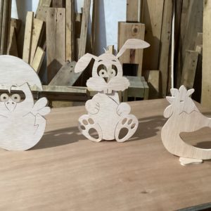 Poussin, poule et lapin de Pâques en bois de récupération