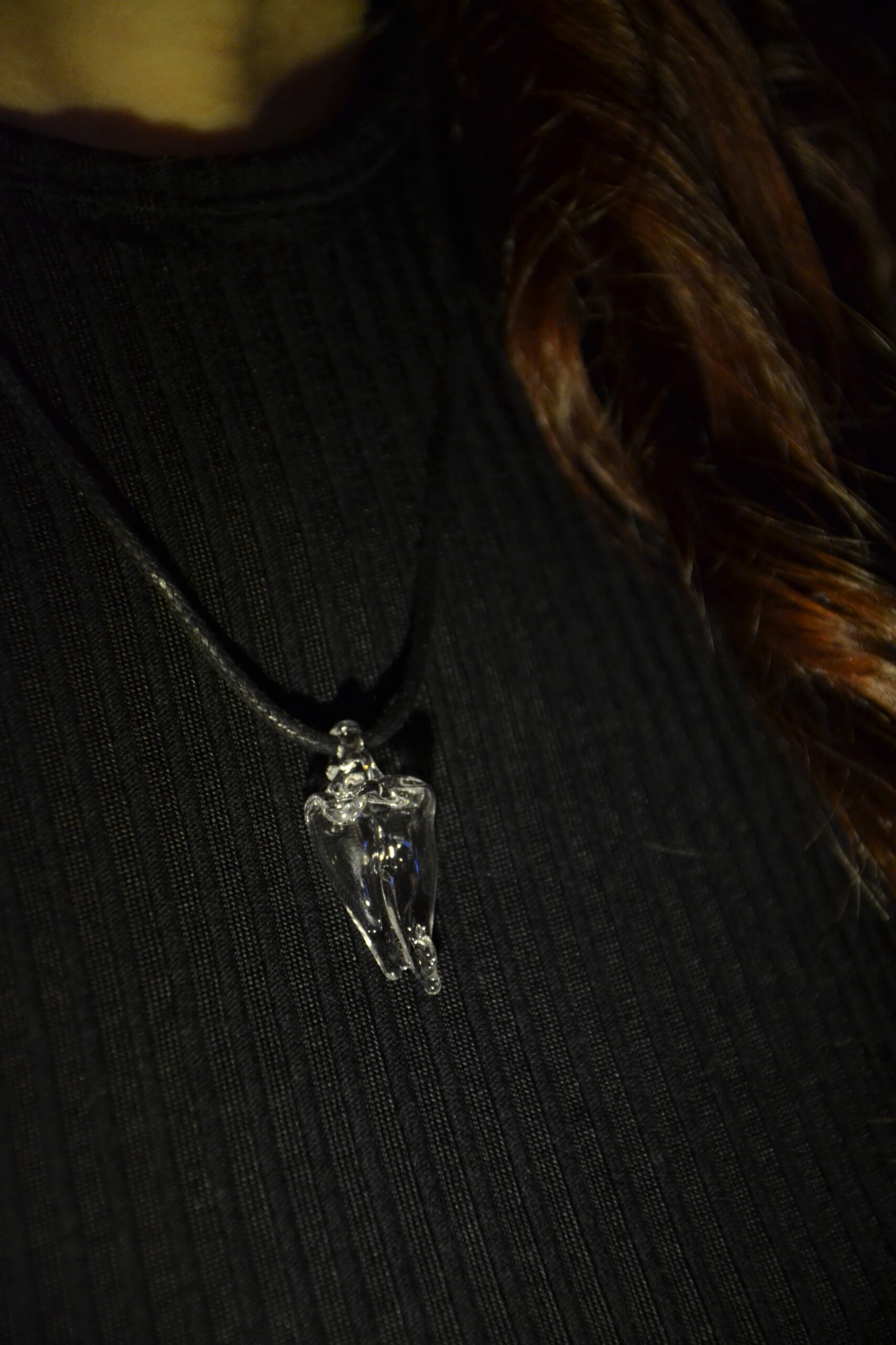 Collier dent en verre soufflé – Image 2