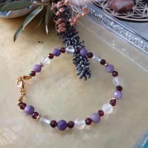 Le bracelet en Lépidolite, Grenat Rhodolite et Cristal de Roche