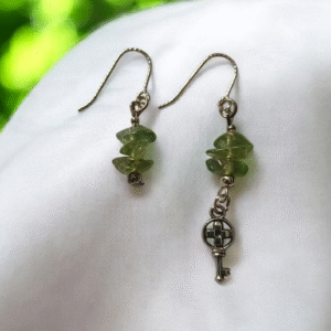 La paire de boucles d'oreilles en Apatite verte
