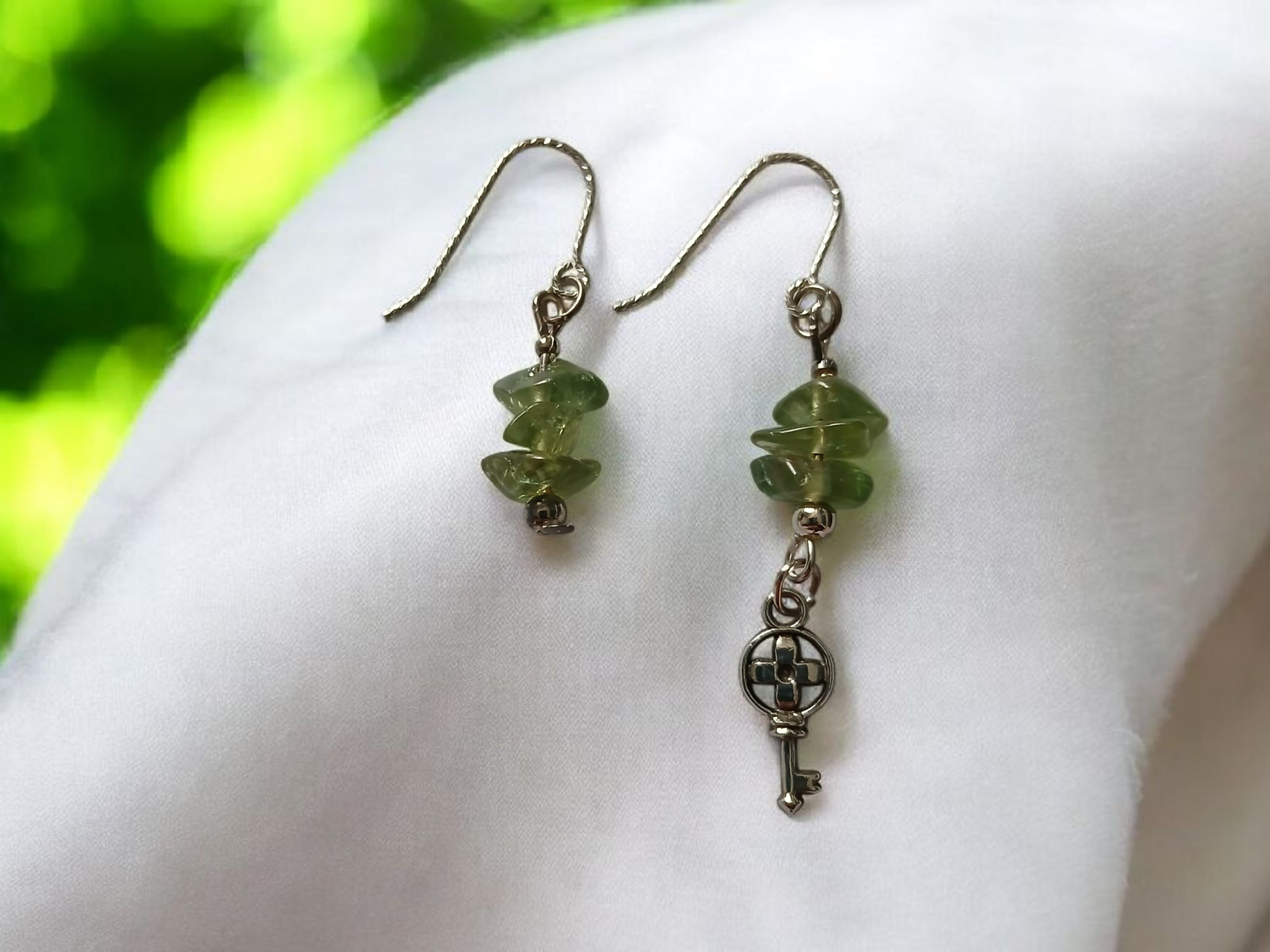La paire de boucles d'oreilles en Apatite verte