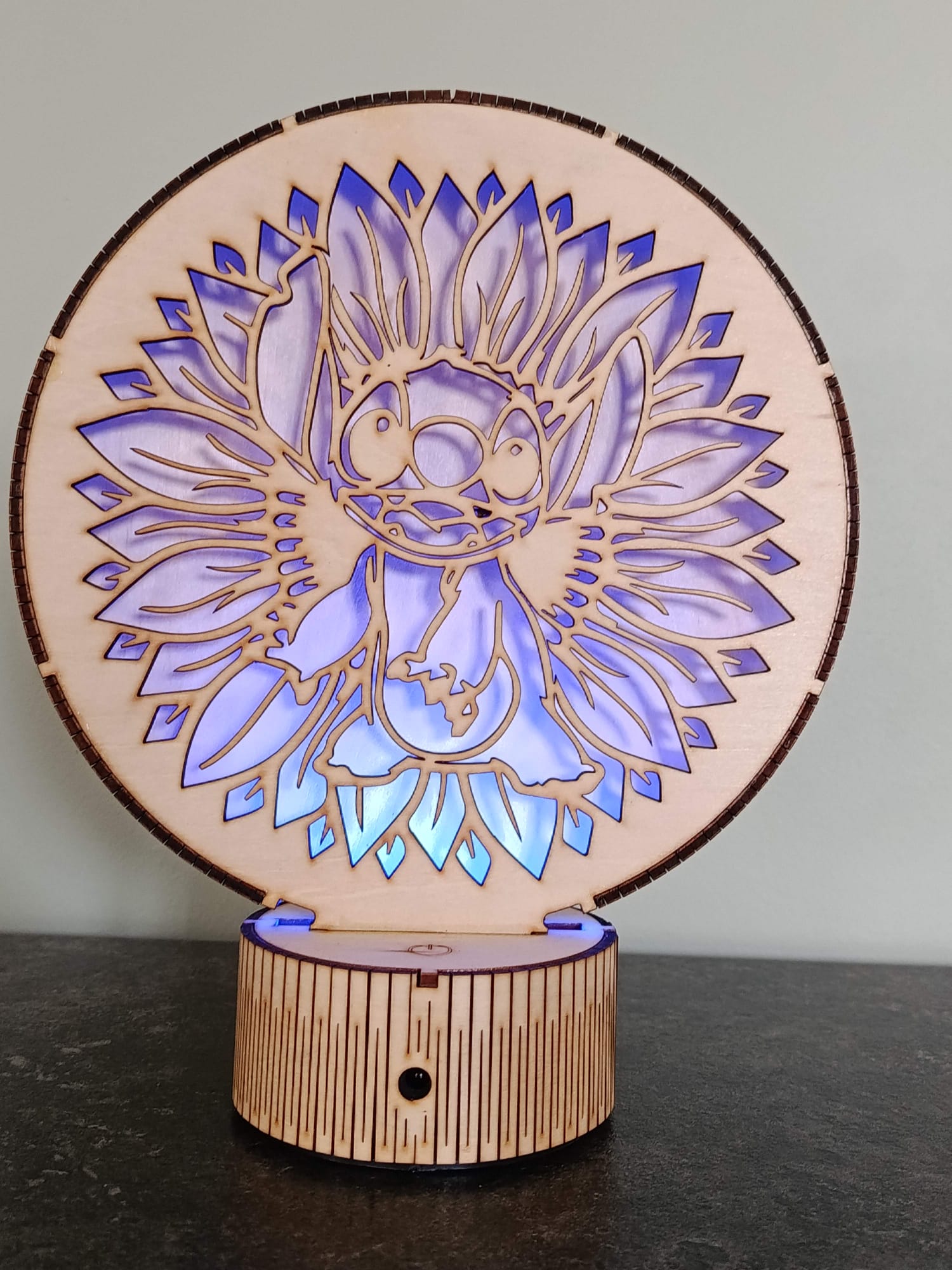 Veilleuse Stitch en Bois de Tilleul – Ambiance LED Multicolore – Image 2