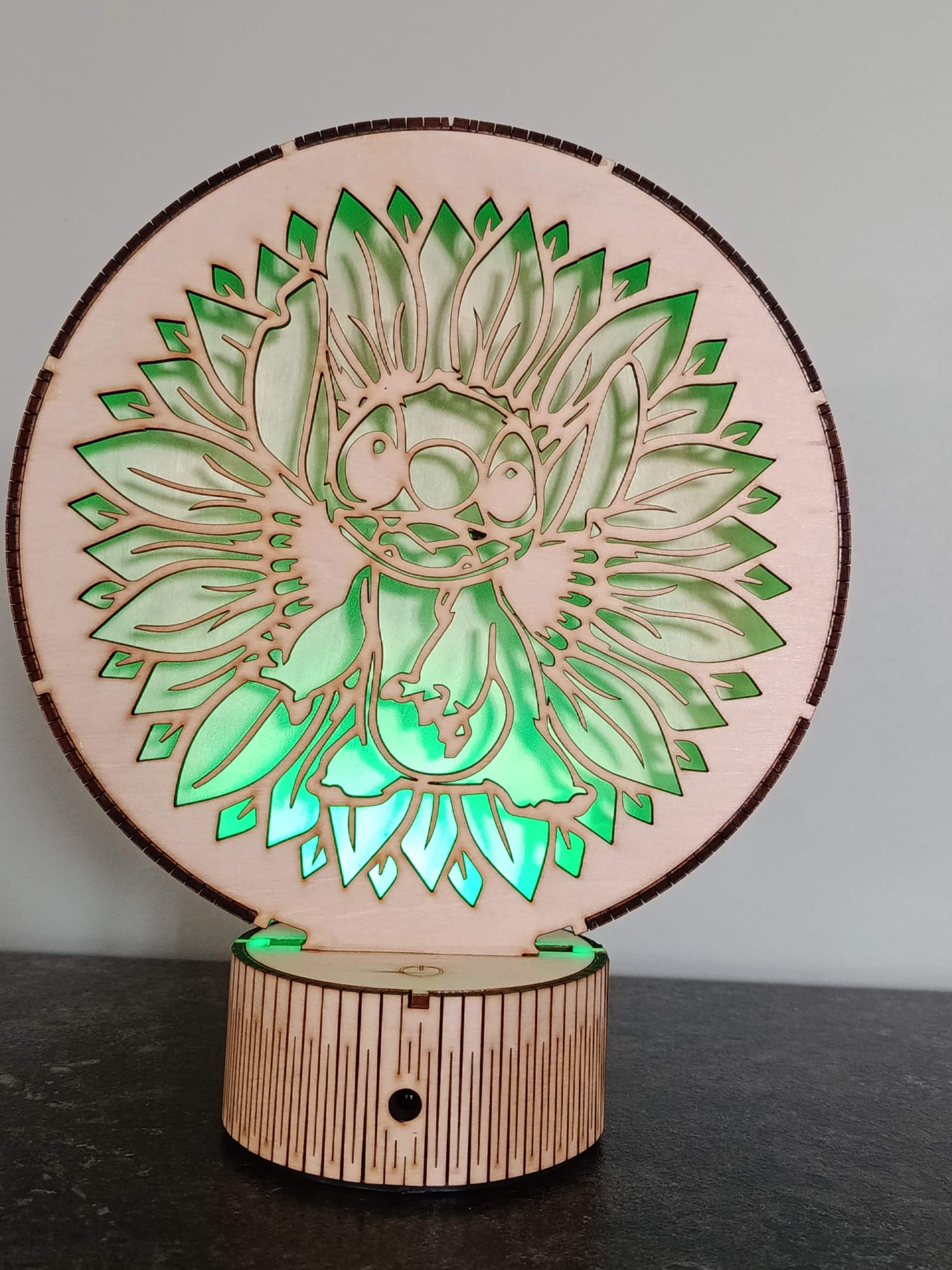 Veilleuse Stitch en Bois de Tilleul – Ambiance LED Multicolore – Image 3