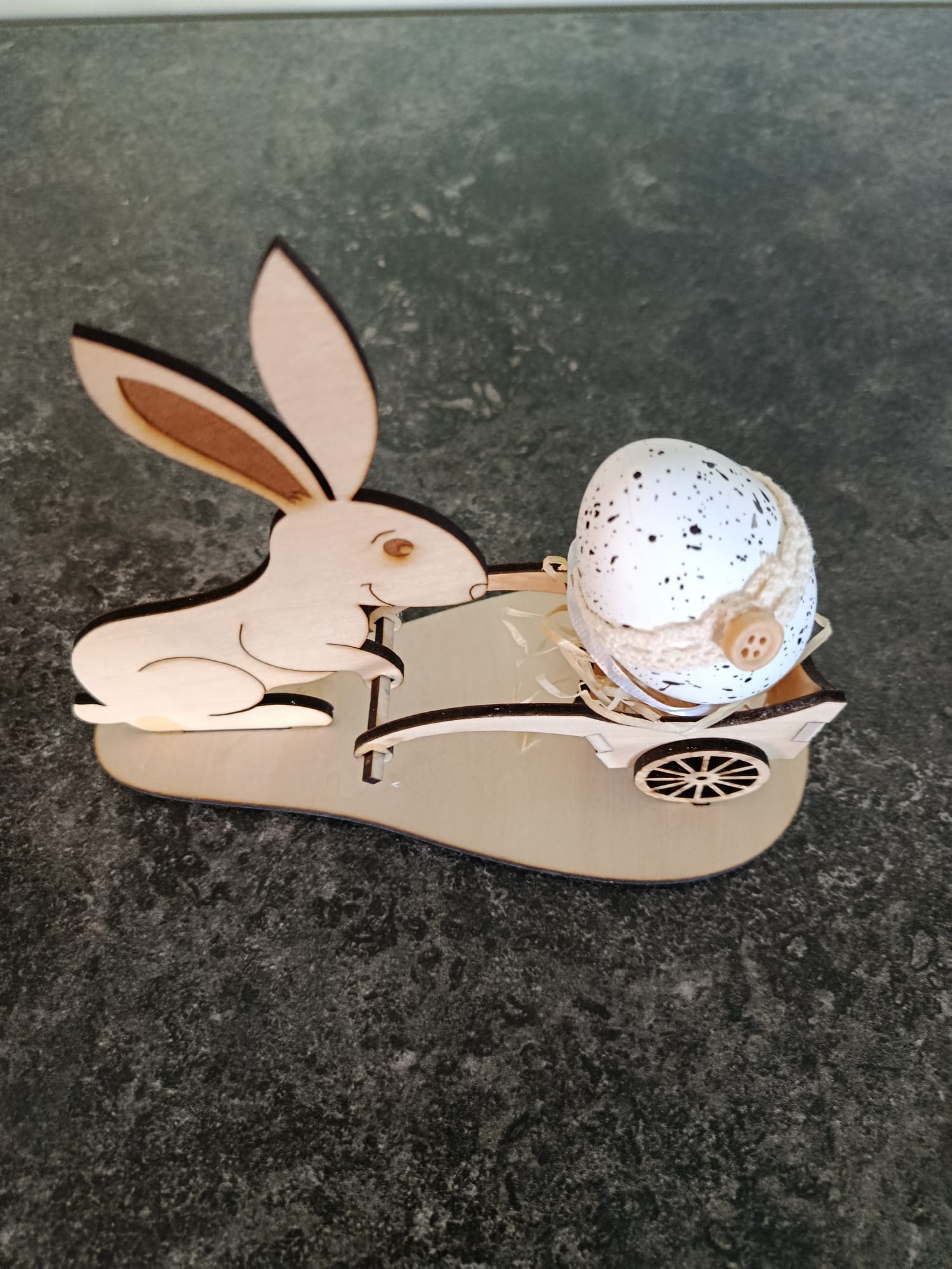 Lapin de Pâques et sa Brouette Porte-Œuf en Bois – Image 2