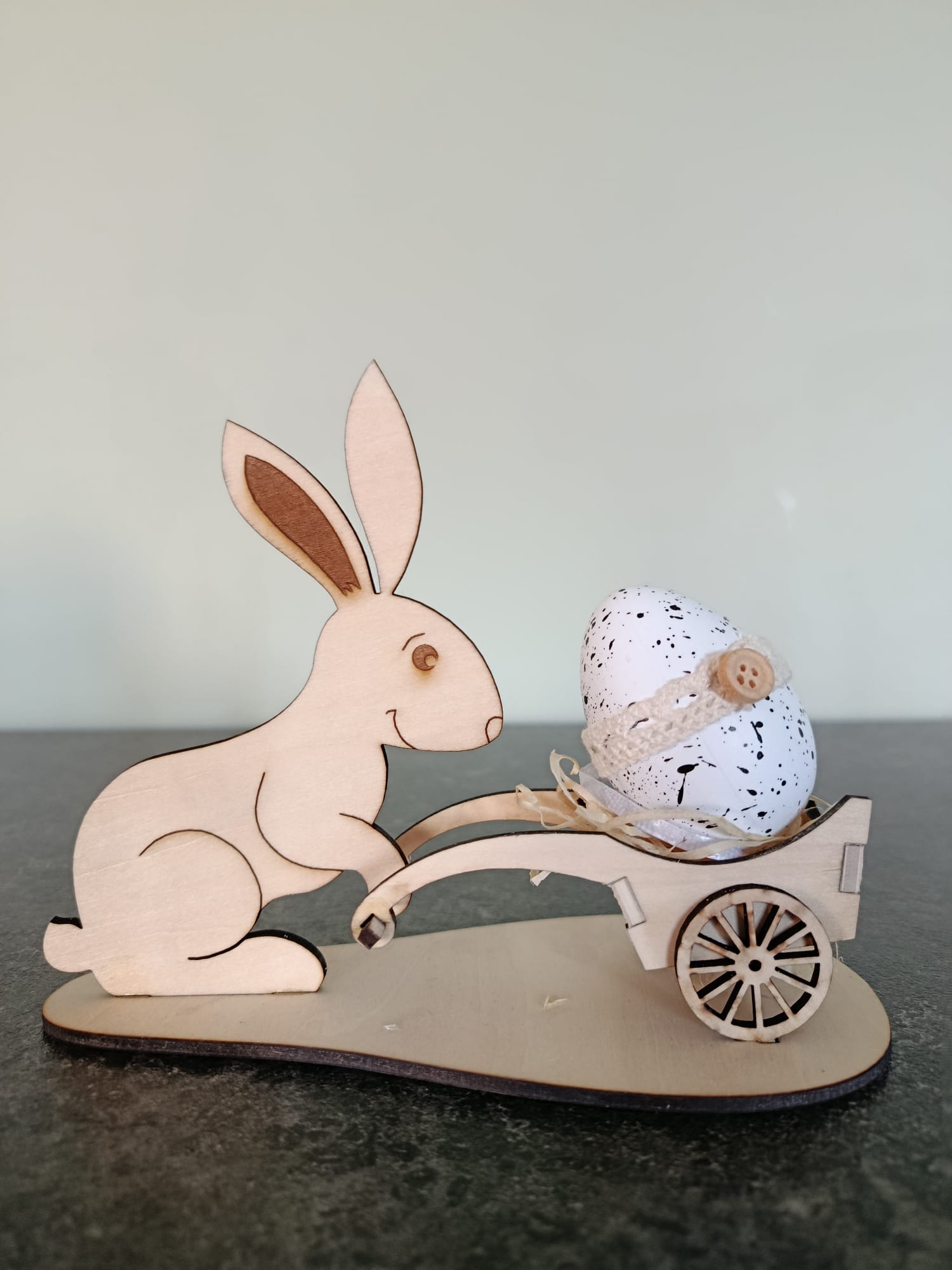 Lapin de Pâques et sa Brouette Porte-Œuf en Bois