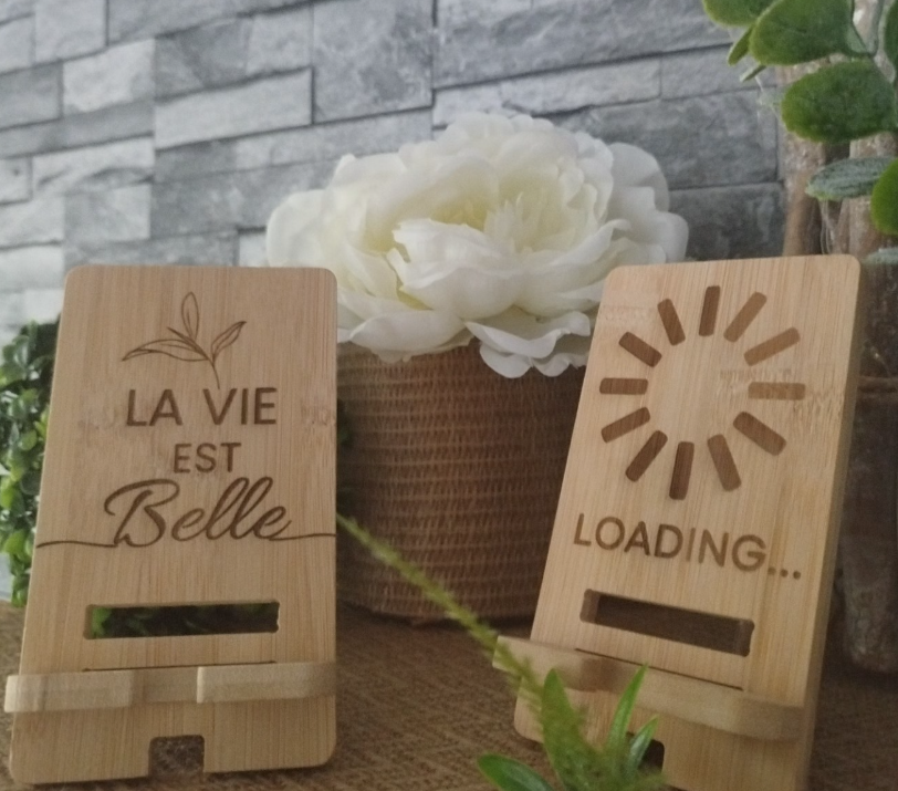 Support Téléphone en Bambou Personnalisé – L’Élégance Naturelle sur votre Bureau