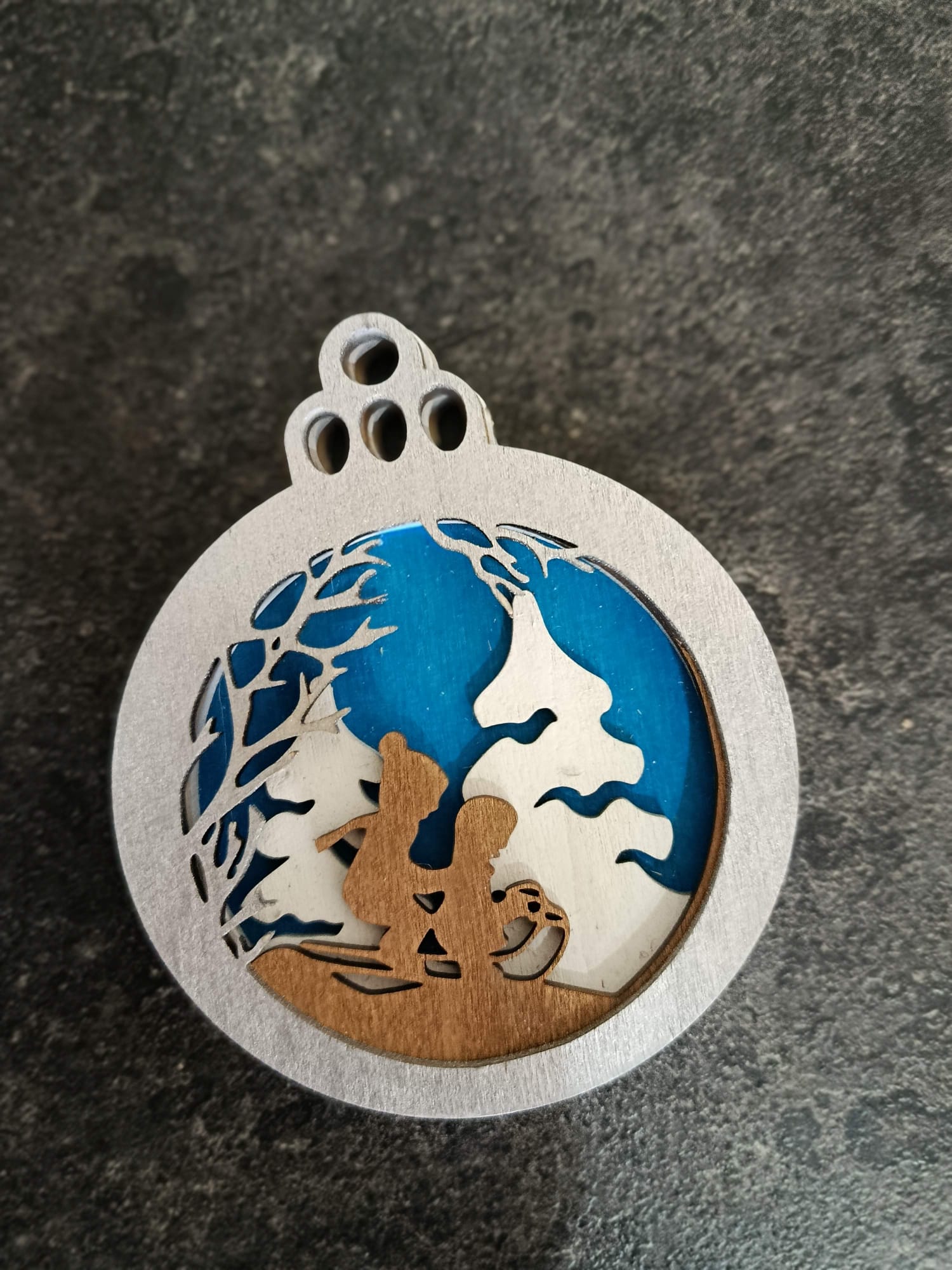 Boule de Noël Artisanale Multi-Couches – Scène de Luge d’Hiver