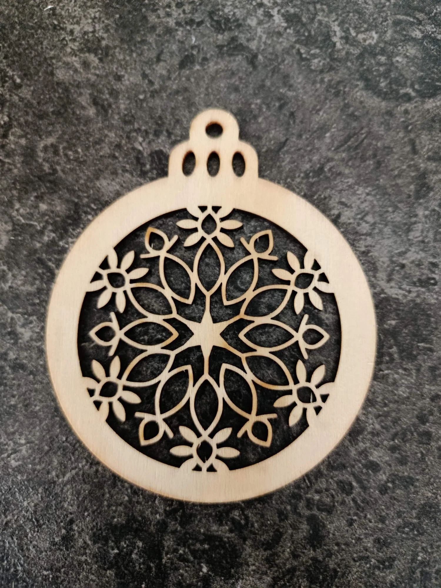 Boule de Noël ajourée en bois naturel – Motif Rosace Florale Étoilée