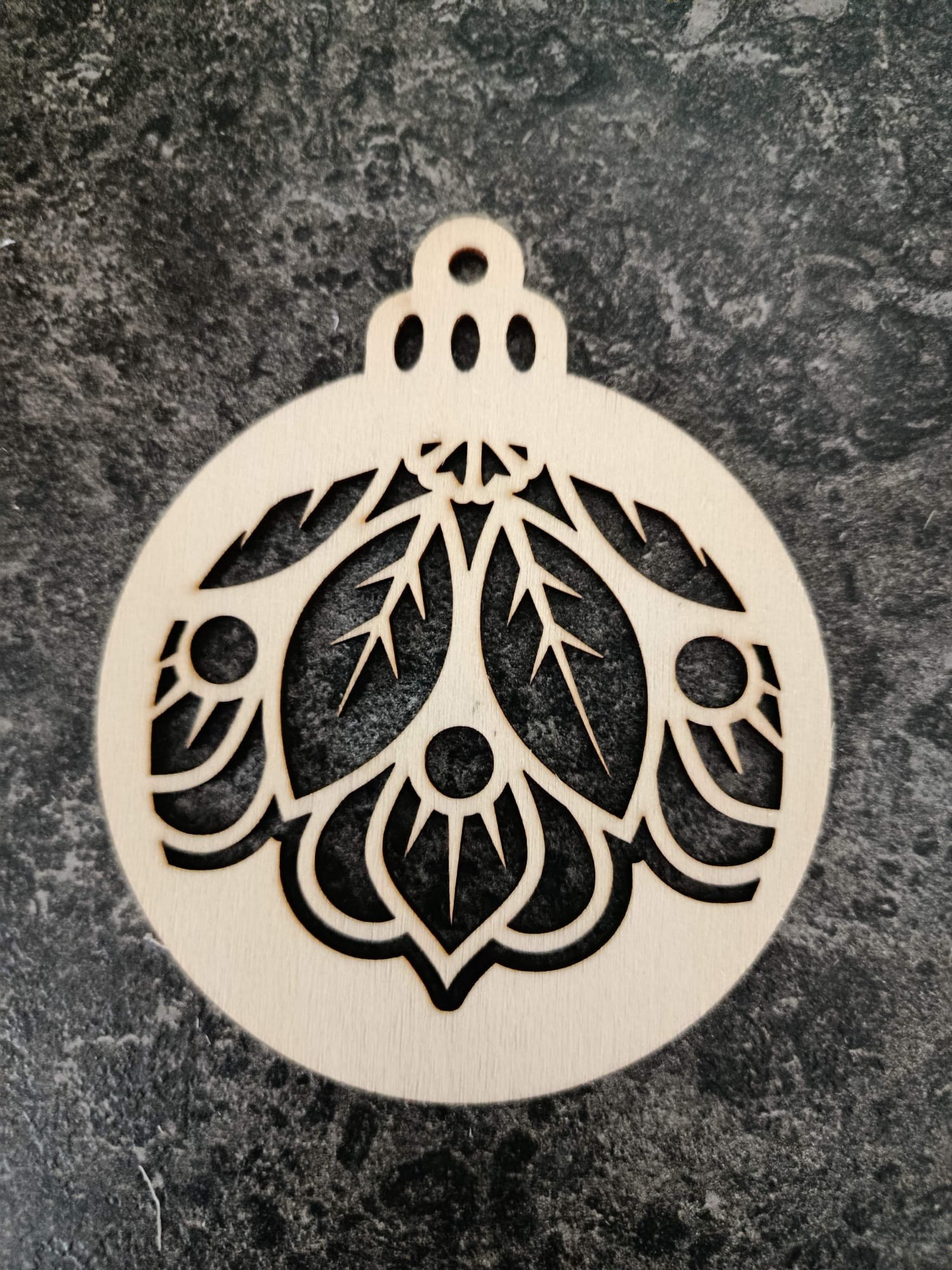 Boule de Noël ajourée en bois naturel – Motif Végétal Floral